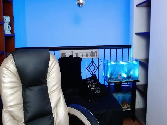 Live sex webcam photo for Yeli_Amber #253990176