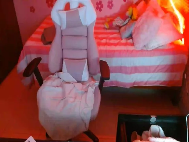 Live sex webcam photo for Karinadirtxx #256865536