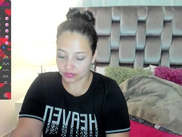 Live sex webcam photo for SARAHOLLMAN #258962711