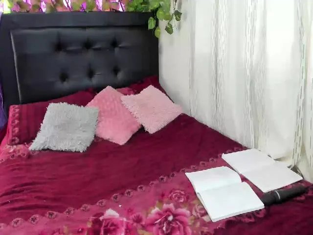 Live sex webcam photo for Holly_rosee #261591222