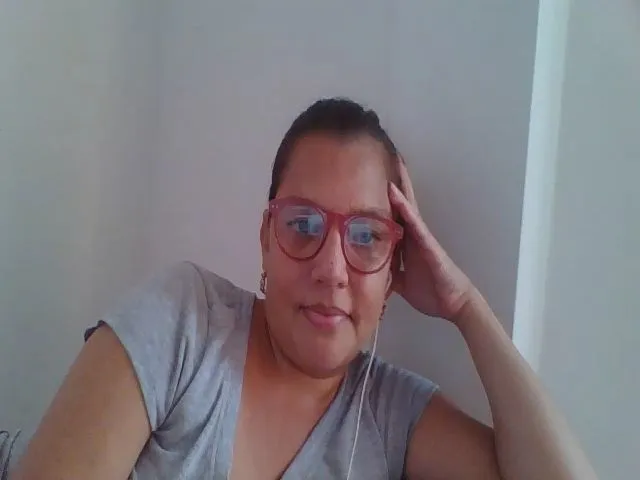 Live sex webcam photo for SweetLola01 #258882676