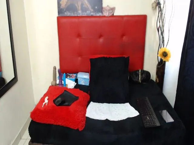 Live sex webcam photo for Crazyqueen01 #258620078