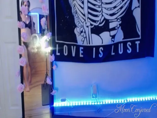 Live sex webcam photo for MoonConjured #252308666