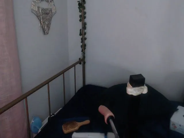 Live sex webcam photo for SnugglePunk #262953479