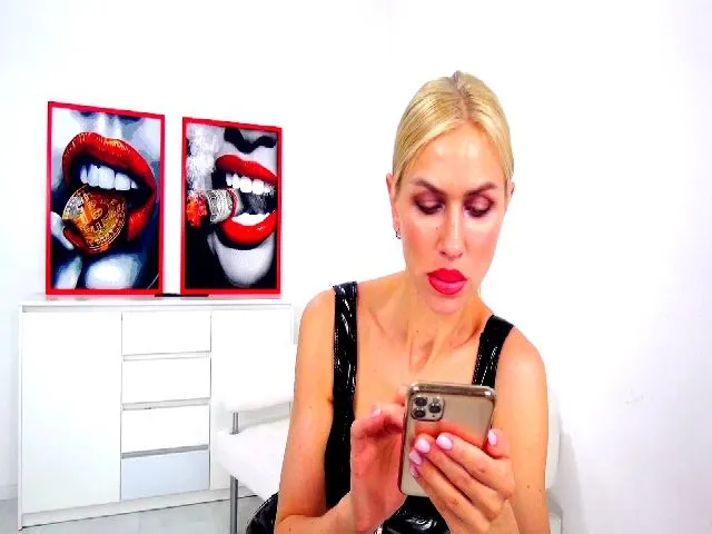 Live sex webcam photo for LouisaCreamy #254783049