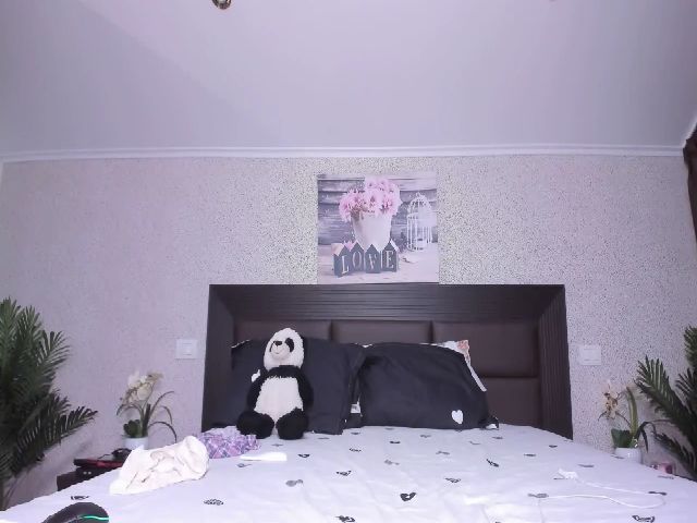 Live sex webcam photo for SweetKellsey #256077229