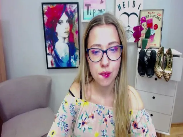 Live sex webcam photo for HeidiFLOWER #263650125