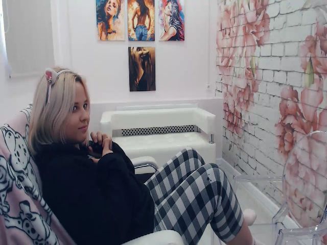 Live sex webcam photo for Helokit #258579186