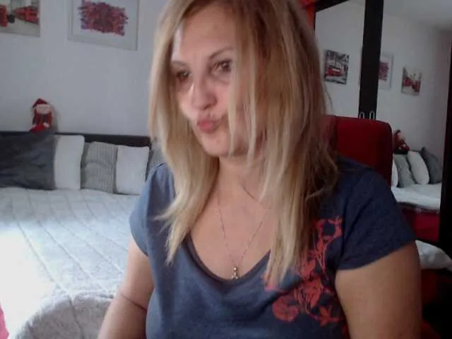 Live sex webcam photo for DivineBlond #287956631