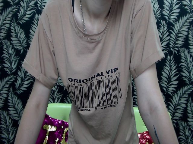 Live sex webcam photo for MollyTravis #262294791