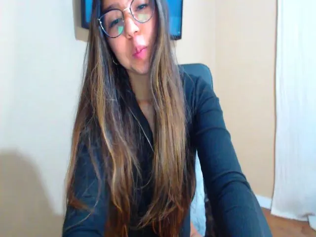 Live sex webcam photo for Luisaxhot #263997393