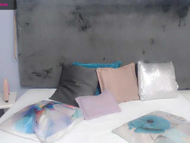 Live sex webcam photo for Angiiee #258783228