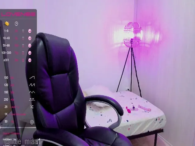 Live sex webcam photo for Little_Miaa1 #259810611