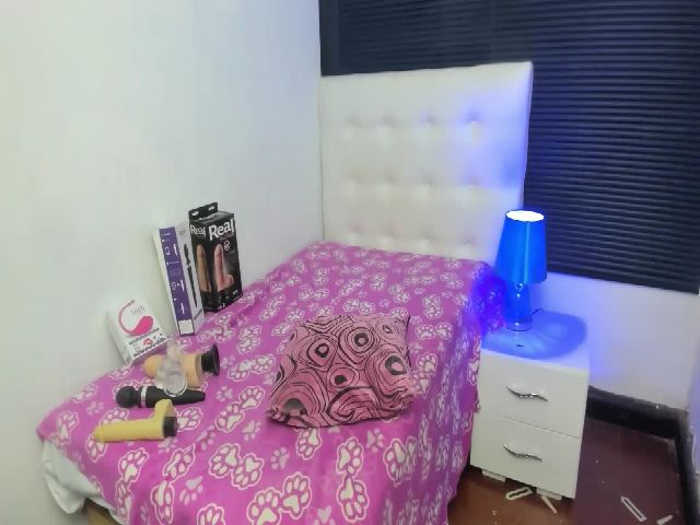 Live sex webcam photo for sexyfox_18 #255568568