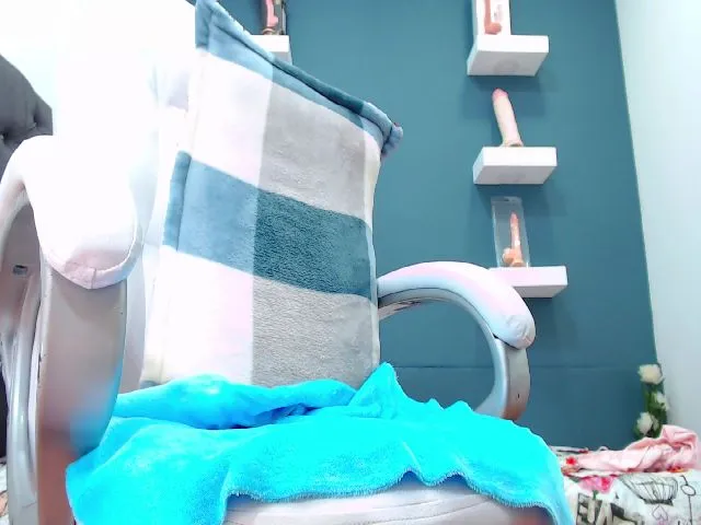 Live sex webcam photo for HANNAH_19 #256580638