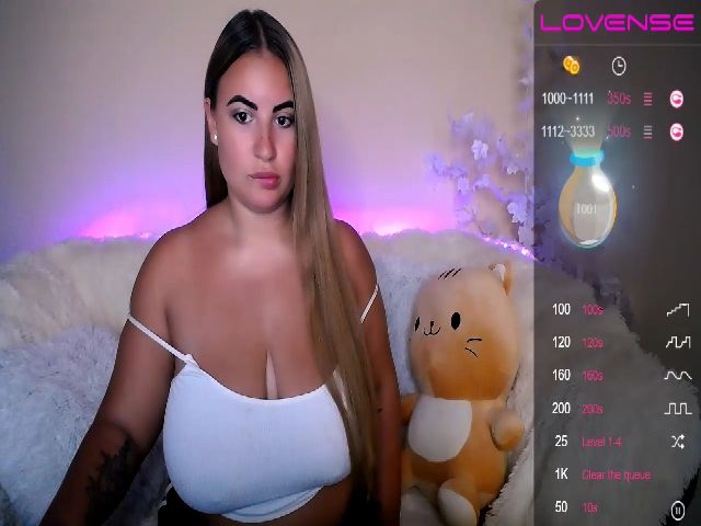 Live sex webcam photo for HarleyQuinnX_ #256006385