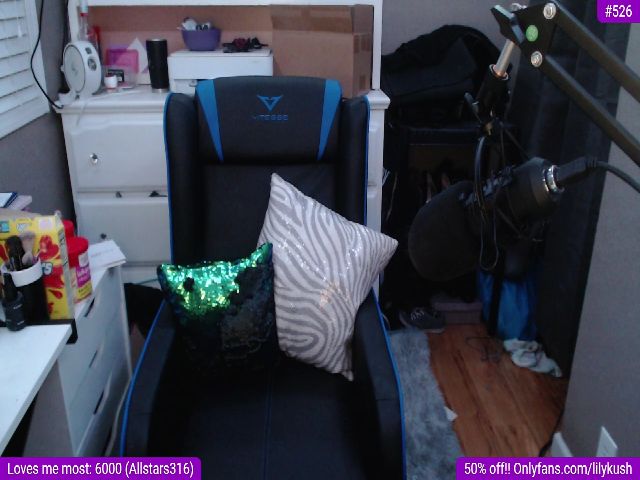 Live sex webcam photo for LilyKush #261884866