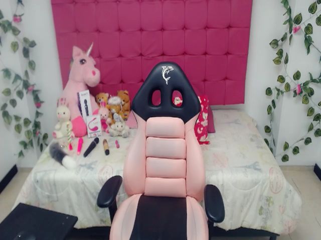 Live sex webcam photo for Pink_queenn #256769981