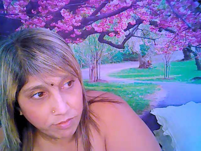 Live sex webcam photo for Roxyfoxy69 #264135367