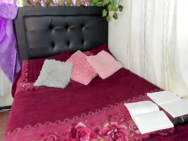 Live sex webcam photo for Holly_rosee #261585450