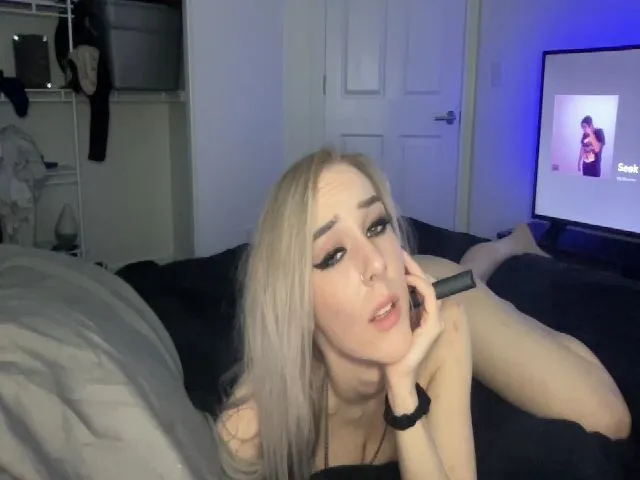 Live sex webcam photo for ItsRavenRoses #258480922