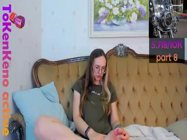 Live sex webcam photo for LisaMellow #253982097