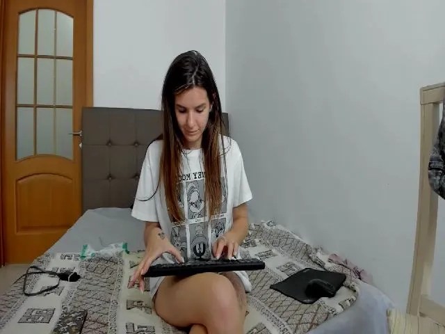 Live sex webcam photo for KarenFinger #253563732