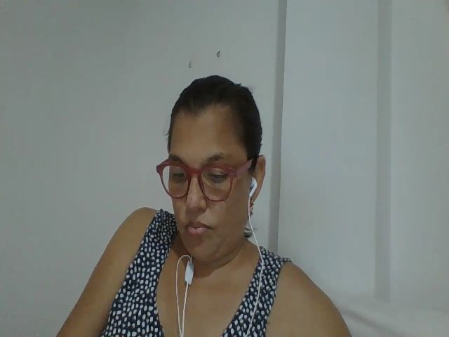 Live sex webcam photo for SweetLola01 #252691512