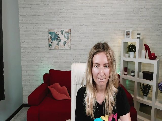 Live sex webcam photo for MileyyVogue #264257438