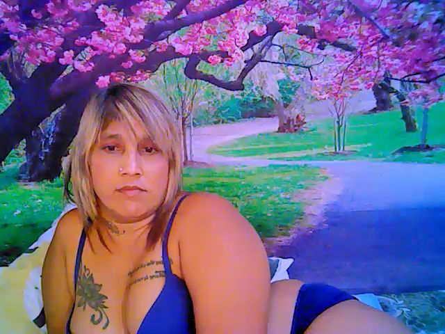 Live sex webcam photo for Roxyfoxy69 #255406939