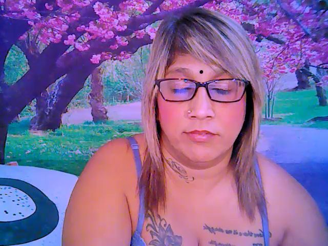 Live sex webcam photo for Roxyfoxy69 #260915964