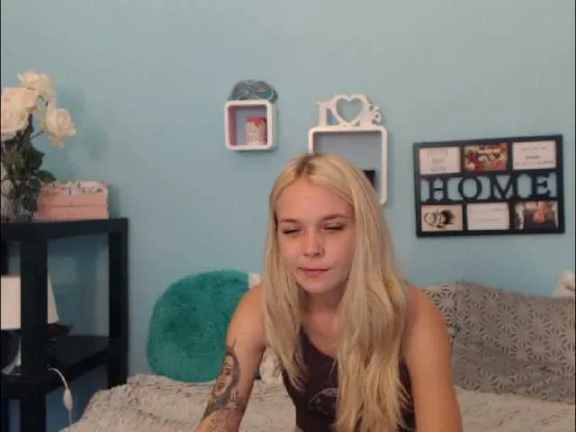Live sex webcam photo for AnnaHappy18 #256710200