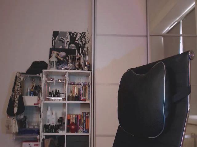 Live sex webcam photo for KellyAsian #258040552