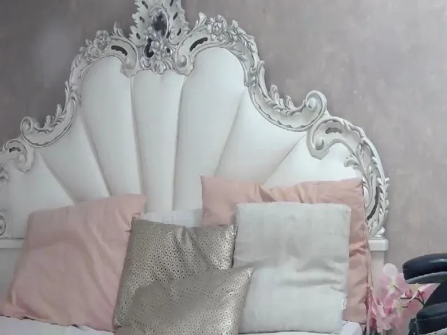 Live sex webcam photo for SoffyyHot #258835002