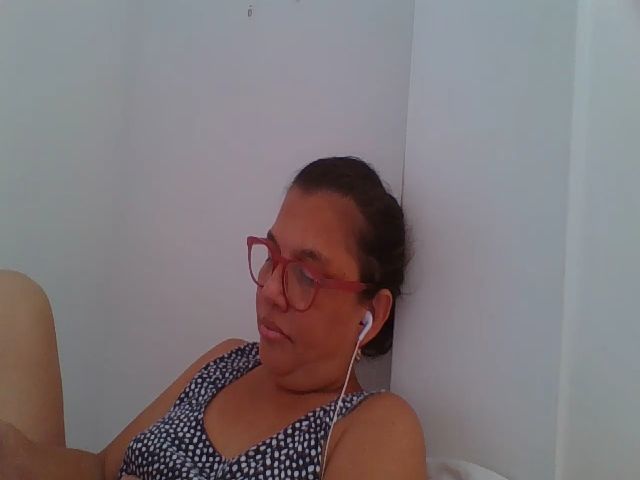 Live sex webcam photo for SweetLola01 #264381885