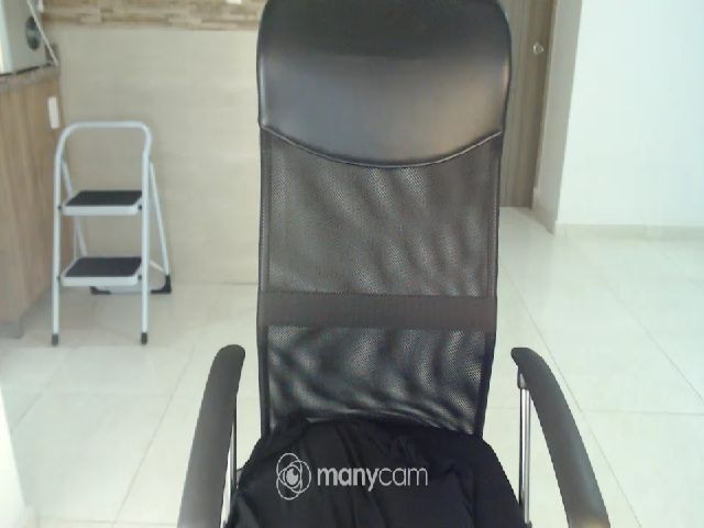 Live sex webcam photo for Lilleeychriis #252382176