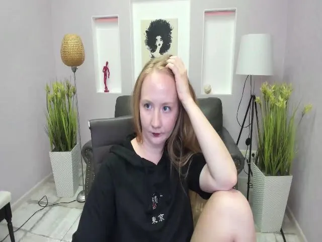 Live sex webcam photo for StunningKelly #253895234