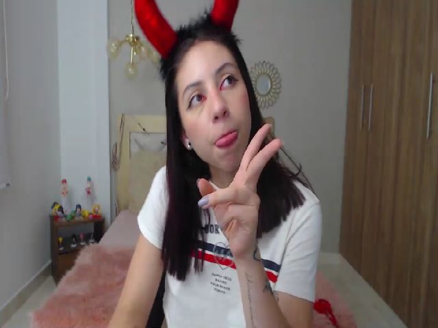 Live sex webcam photo for Emily_evans18 #264668060