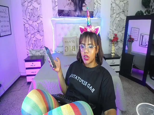 Live sex webcam photo for Angie_fox10 #264214733
