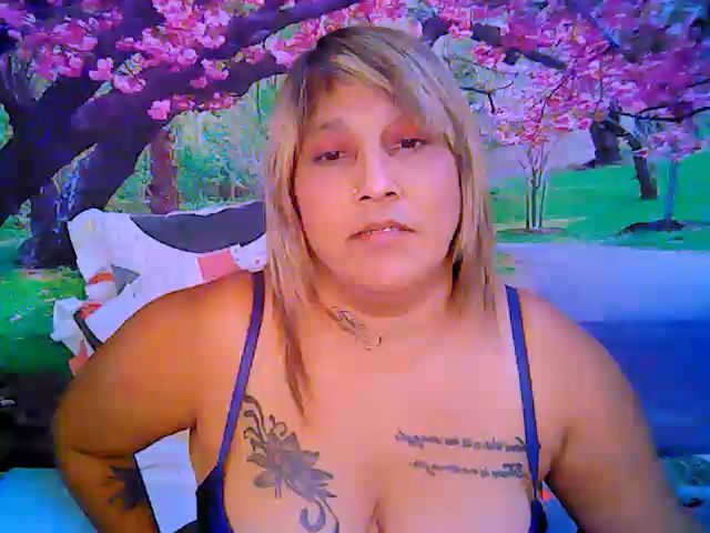 Live sex webcam photo for Roxyfoxy69 #255382547