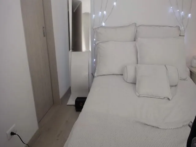 Live sex webcam photo for Marianviolet #263560995