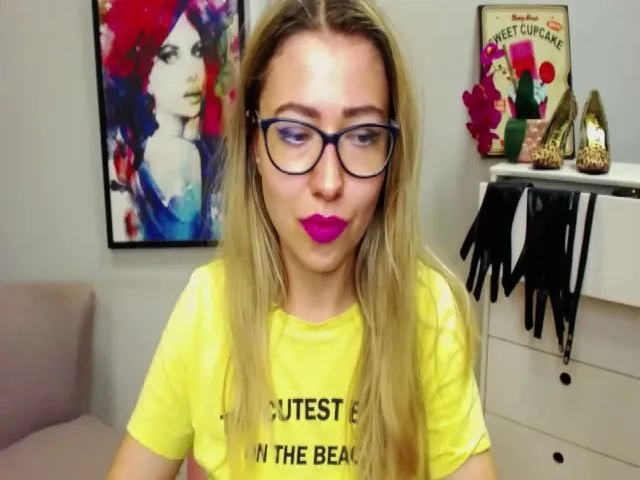 Live sex webcam photo for HeidiFLOWER #253712264