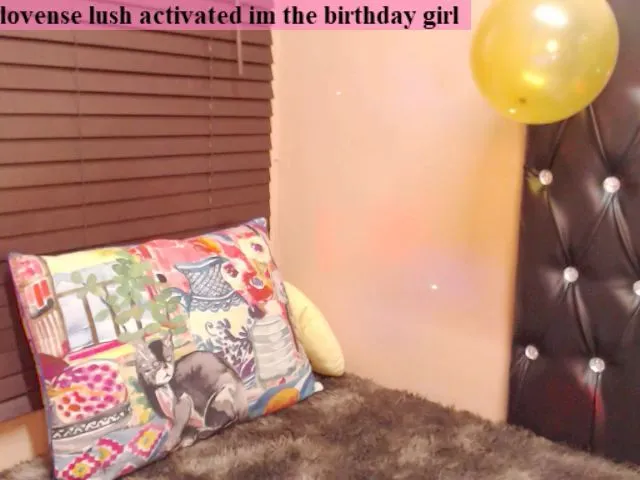 Live sex webcam photo for PARADISEQEEN #253587682