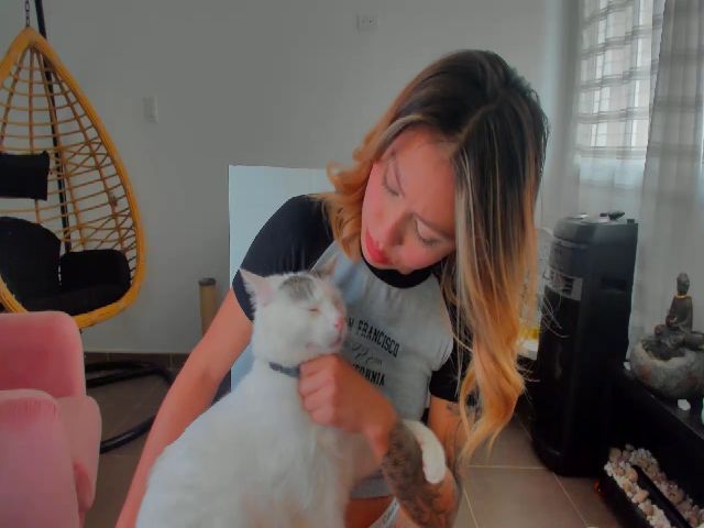 Live sex webcam photo for Saritaa__ #255124322