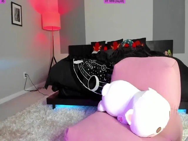 Live sex webcam photo for KasaraWood #253660483