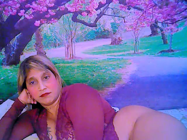 Live sex webcam photo for Roxyfoxy69 #253861680