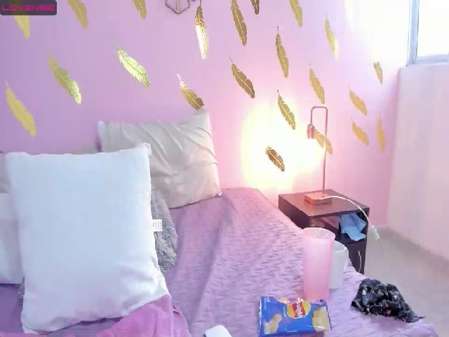 Live sex webcam photo for Roseann__ #253156802