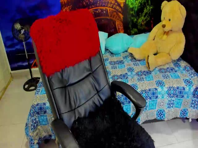 Live sex webcam photo for Miarose_1 #260286383