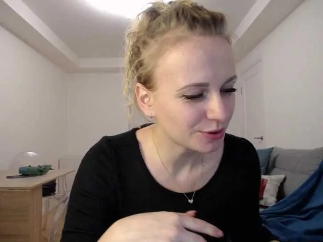 Live sex webcam photo for YummyLilya #241330617