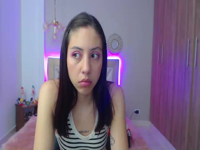 Live sex webcam photo for Emily_evans18 #263484278